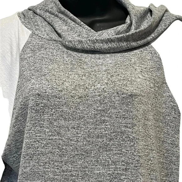 🍀2/$22 GAP Raglan Softspun Hooded Lightweight Sweater Gray White Womens Medium - Picture 4 of 12